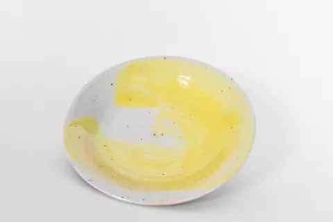 Platet pla Apoyo blanc amb una pinzellada d'esmalt groc