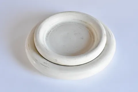Dos platets Burbuja blancs de vora gruixuda, l'un dins de l'altre