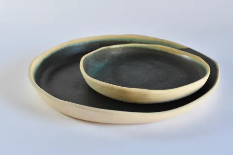 Dos plats Descanso de vora irregular, l'un sobre l'altre, color Verde Piedra