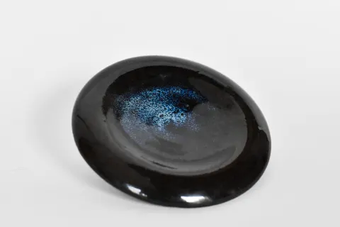 Platet pla Entrega en esmalt negre brillant amb reflexos blaus, color Galaxia