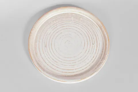 Plat pla Quietud blanc amb solcs concèntrics de torn, vist des de dalt